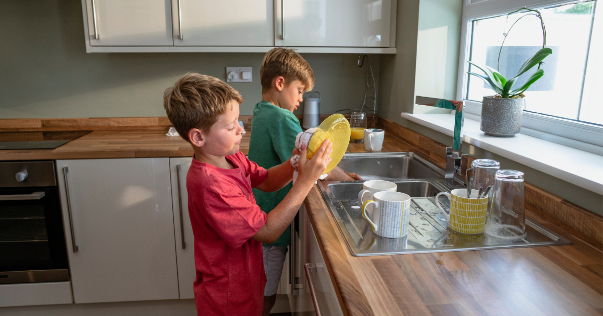 brothers-washing-dishes