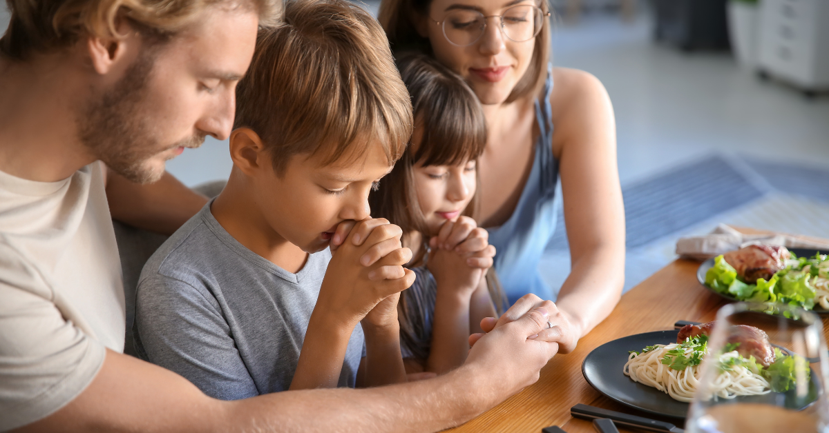 family-praying-together-at-dinner